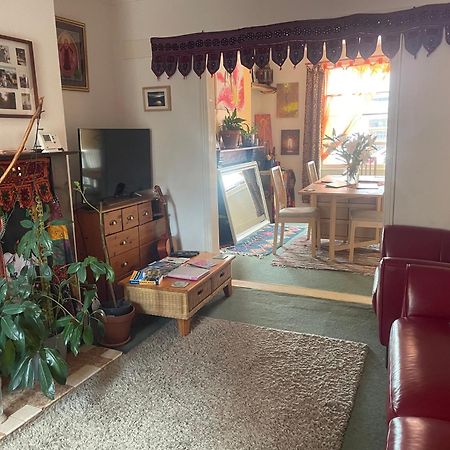 Homestay In The Heart Of Avalon Glastonbury Bagian luar foto
