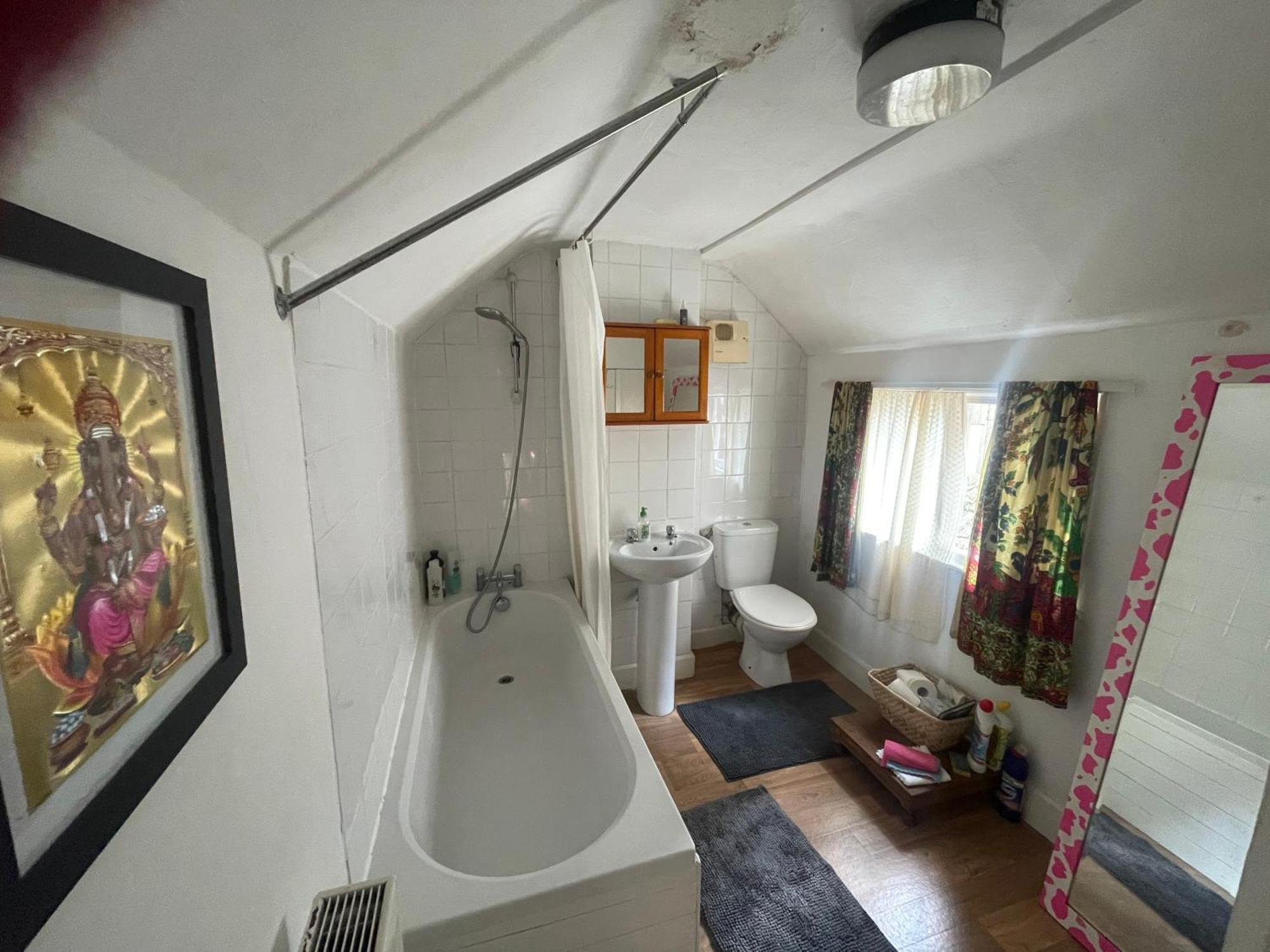 Homestay In The Heart Of Avalon Glastonbury Bagian luar foto