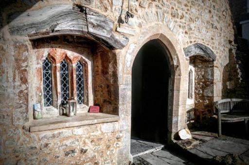 Homestay In The Heart Of Avalon Glastonbury Bagian luar foto